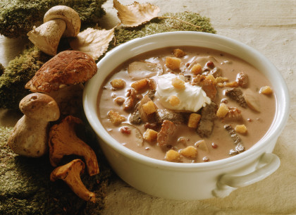 Cremige Suppe mit Hirschfleisch und Pilzen