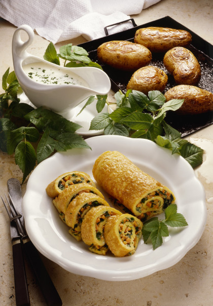 Pfannkuchenröllchen mit Giersch gefüllt