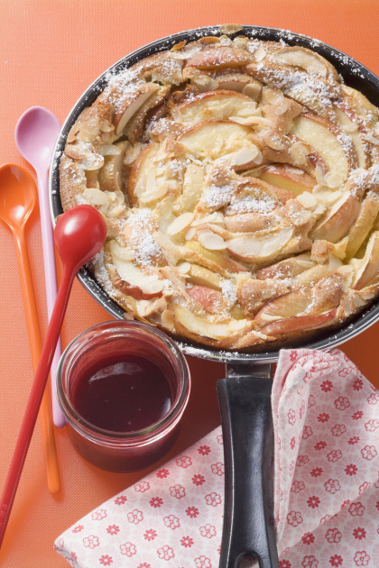 Apfelpfannkuchen mit Beerensoße