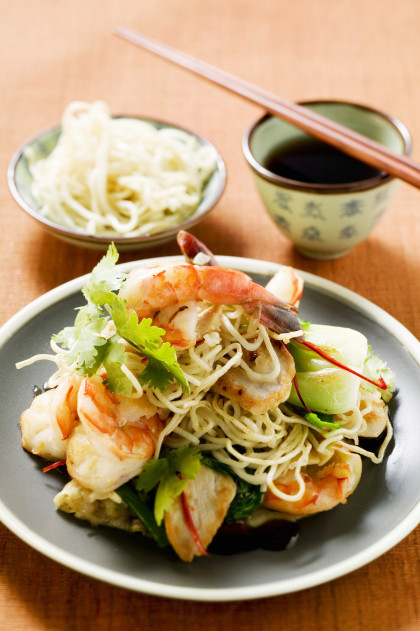 Gebratene Reisnudeln mit Gemüse und Shrimps