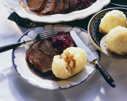 Rinderbraten mit Klößen und Rotkraut