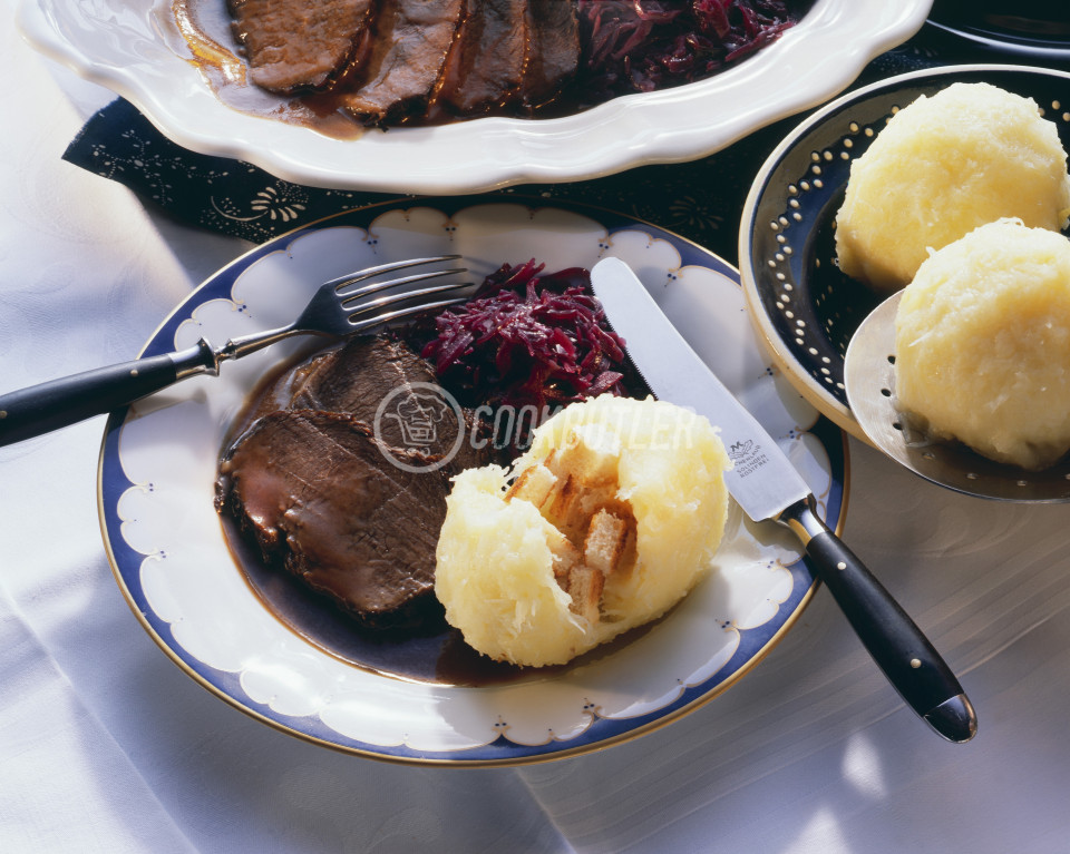 Rinderbraten mit Klößen und Rotkraut | preview