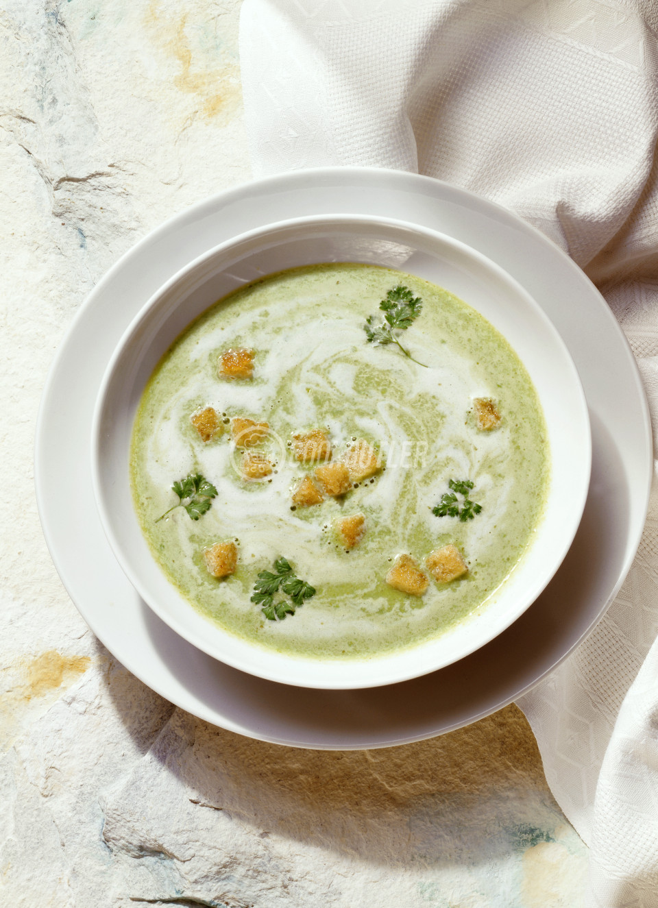 Erbsencremesuppe mit Croûtons | preview