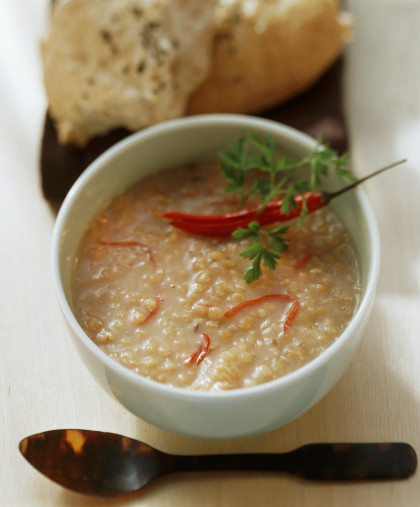 Rote Linsensuppe mit Chili auf türkische Art