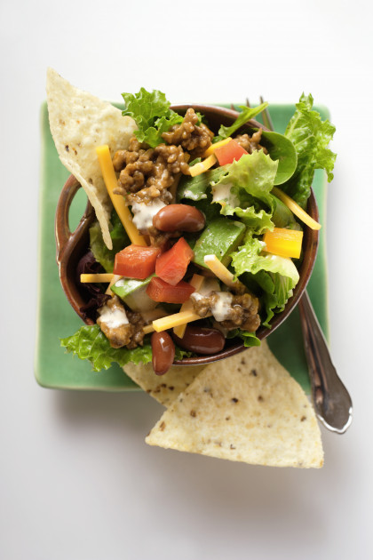 Mexiko-Salat mit Hackfleisch, Käse und Gemüse