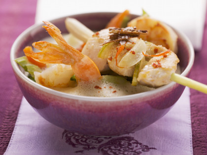 Kokossuppe nach thailändischer Art mit Shrimps und zitronigem Hähnchen-Spieß