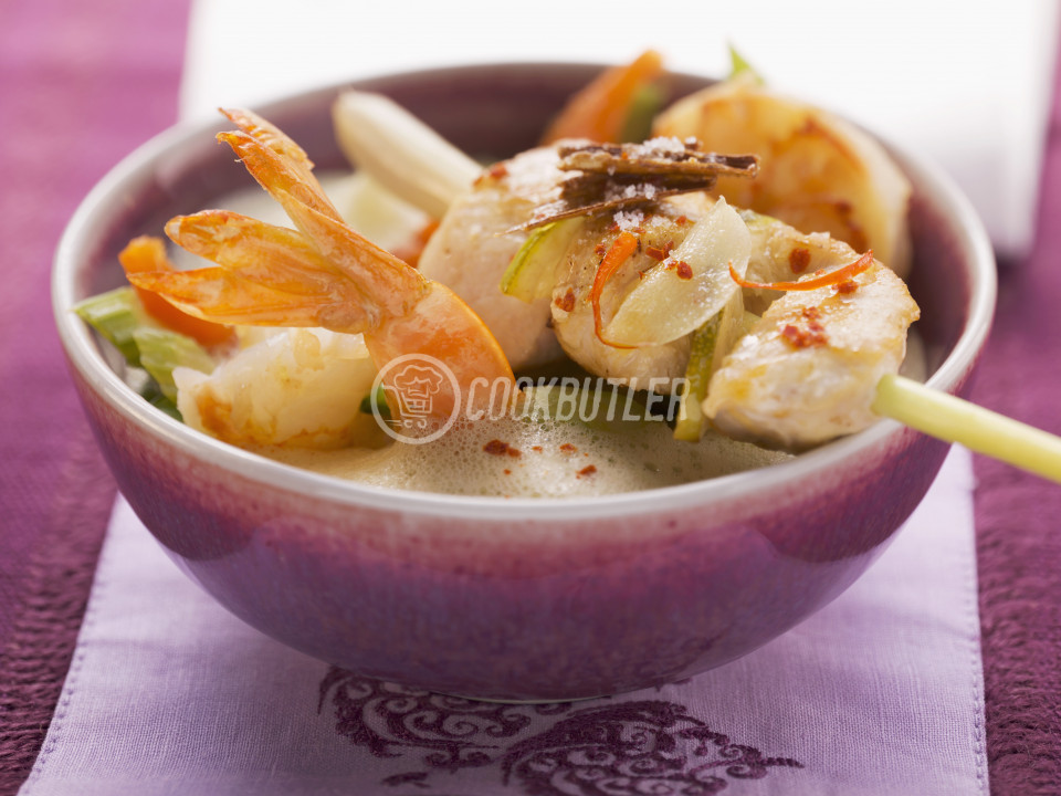 Kokossuppe nach thailändischer Art mit Shrimps und zitronigem Hähnchen-Spieß | preview