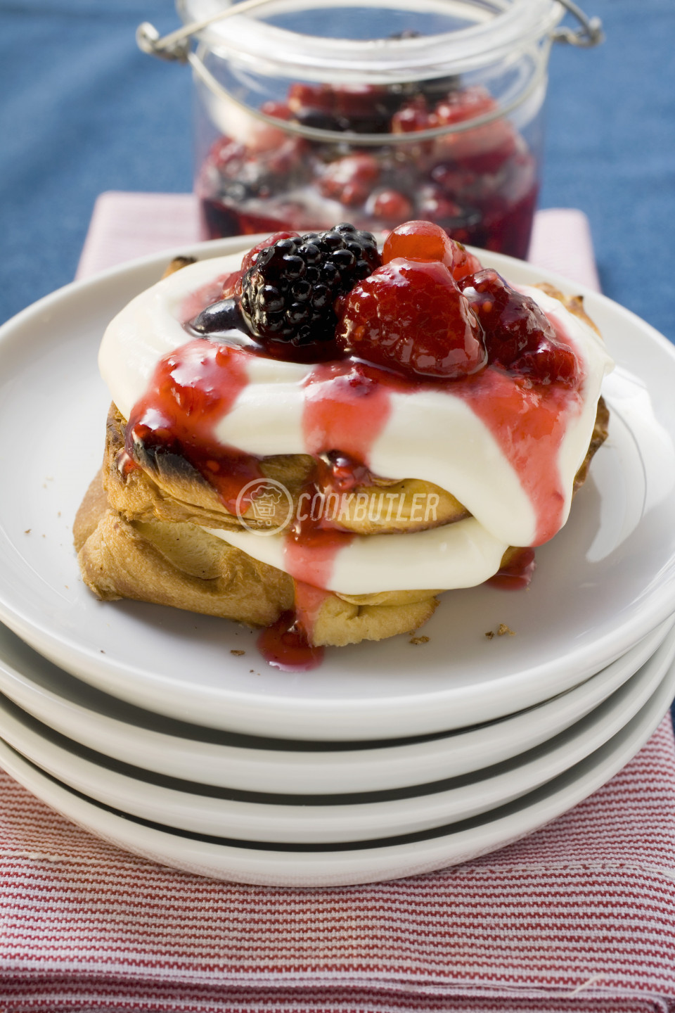 Waffeln mit Beeren und Schlagsahne | preview