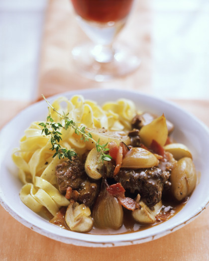 Rinderragout mit Speck, Pilzen und Nudeln