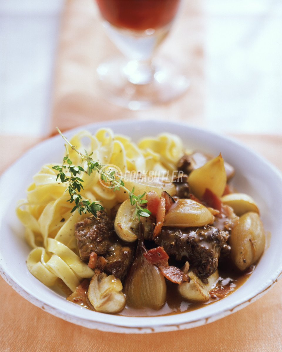 Rinderragout mit Speck, Pilzen und Nudeln | preview