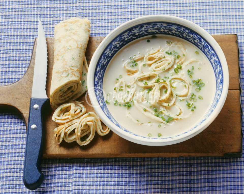 Saure Suppe mit Pfannkuchenstreifen | preview