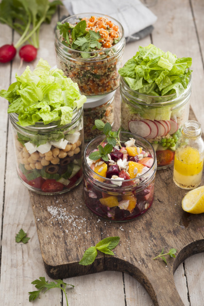 Salat mit Quinoa, Radieschen und Erbsen im Glas