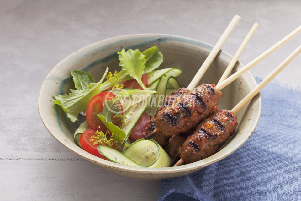 Gegrillte Asia-Fleischspieße mit buntem Salat | preview