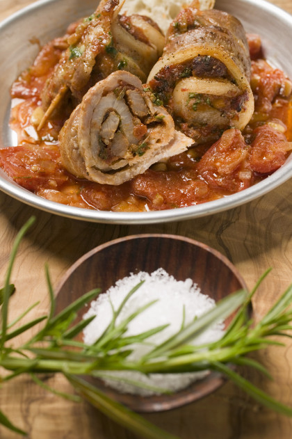 Röllchen vom Schweinebauch mit Tomaten