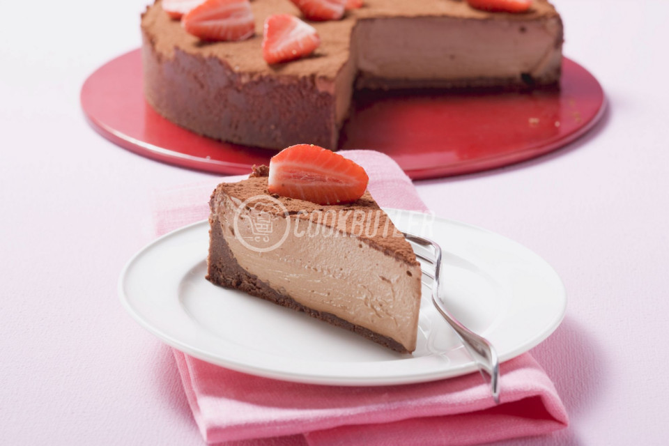 Chocolate cheesecake with strawberries and cocoa powder | preview