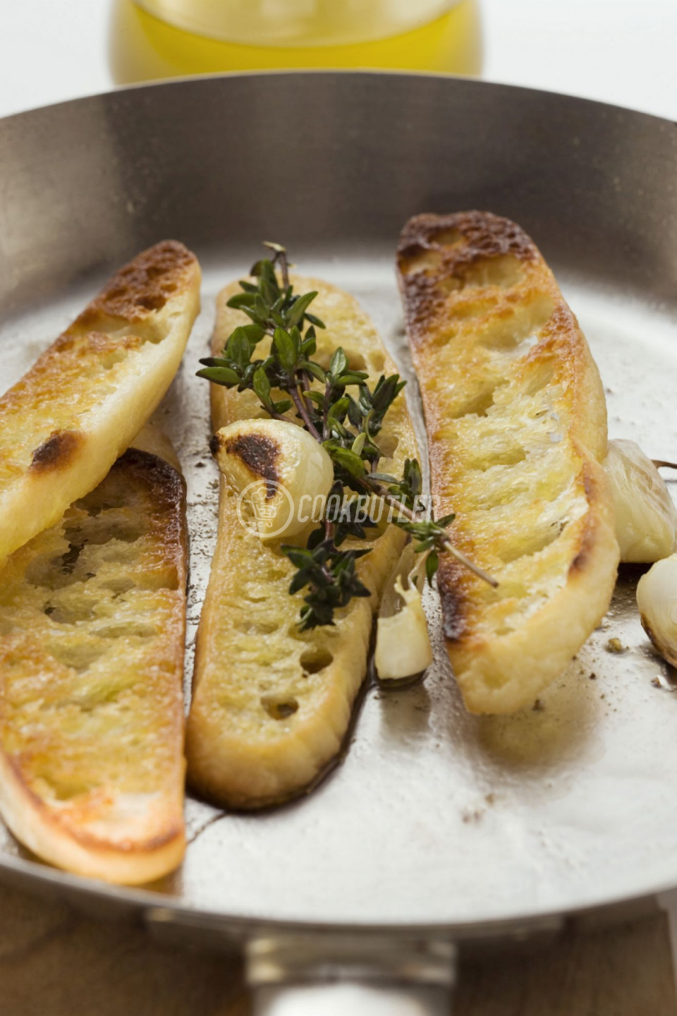 Toasted white bread slices with garlic and thyme | preview