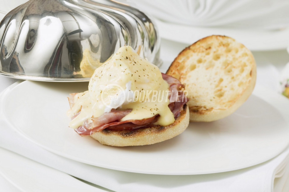 Poached Eggs with Hollandaise and Bacon | preview