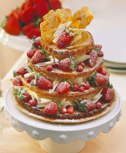 Knusprige Torte mit Erdbeeren und weißer Schokomousse