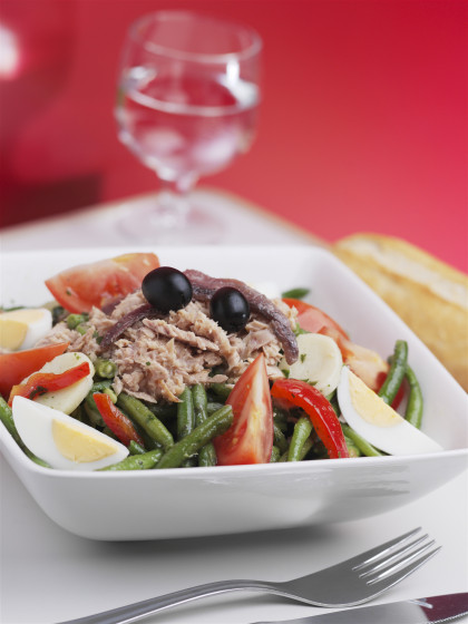 Salade niçoise with tuna and olives