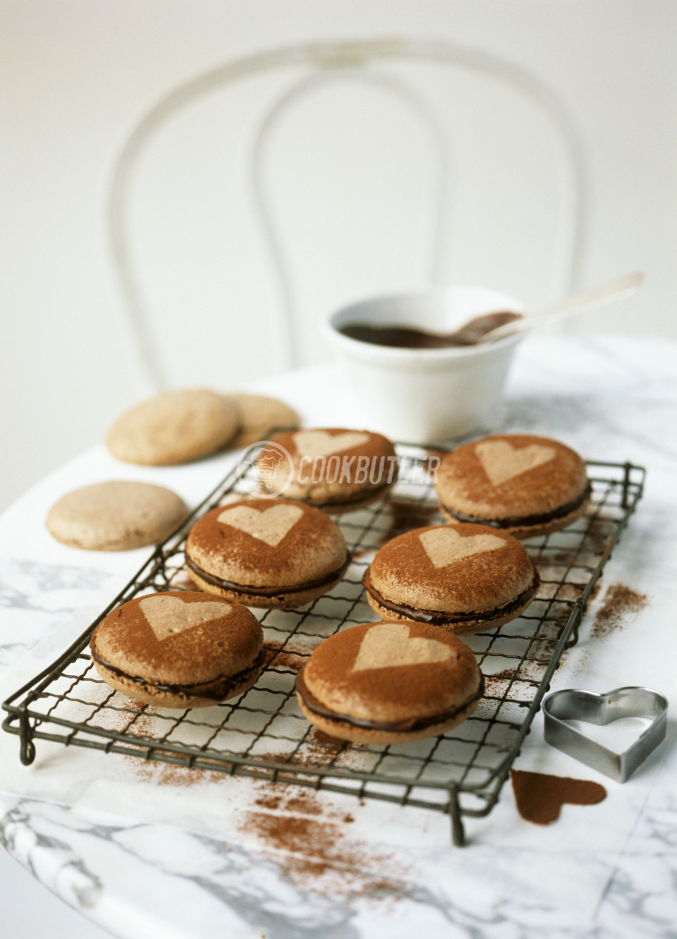Macarons au chocolat (Macarons filled with chocolate cream) | preview