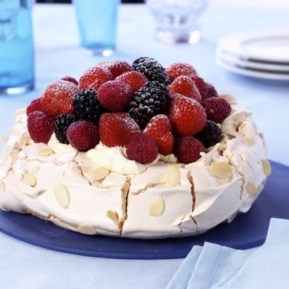 Meringue Pavlova with cream and fresh berries
