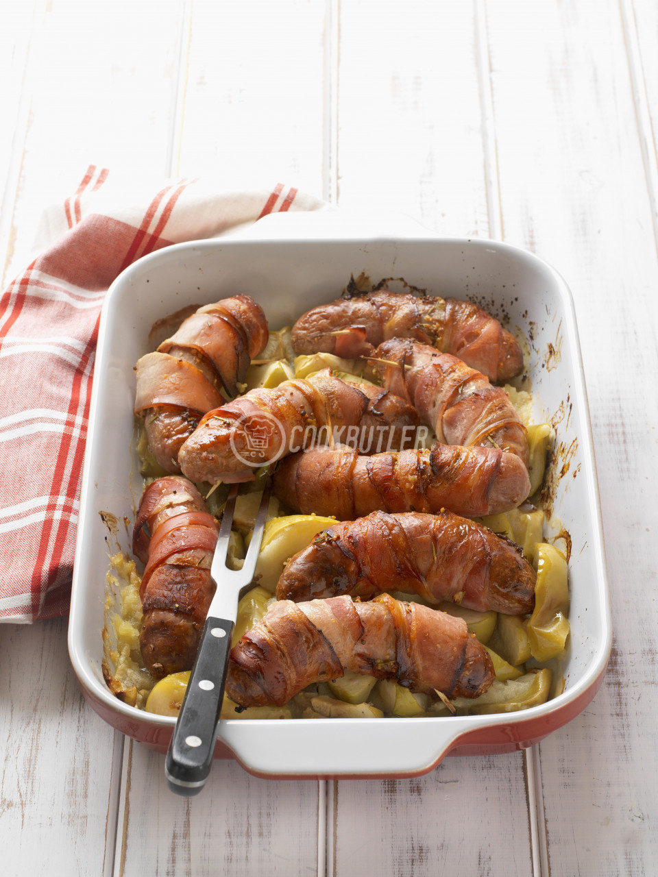 Bacon-wrapped sausages on apples | preview
