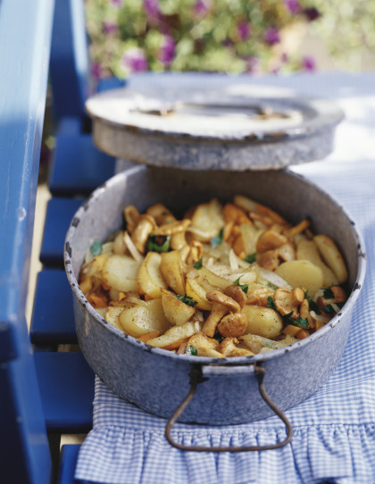 Patate fritte con i funghi (Fried potatoes with chanterelles)