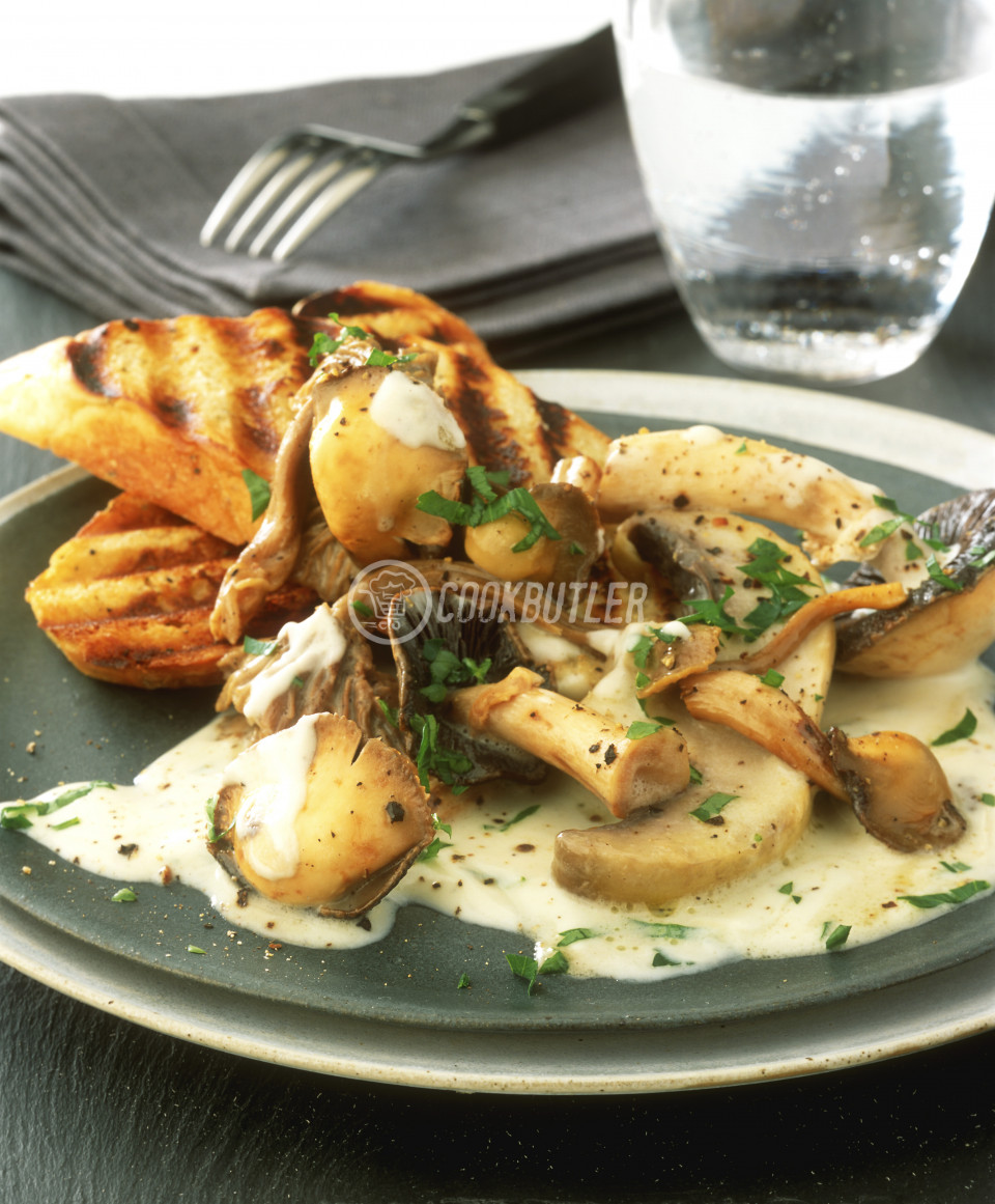 Creamed mushrooms with slices of toast | preview