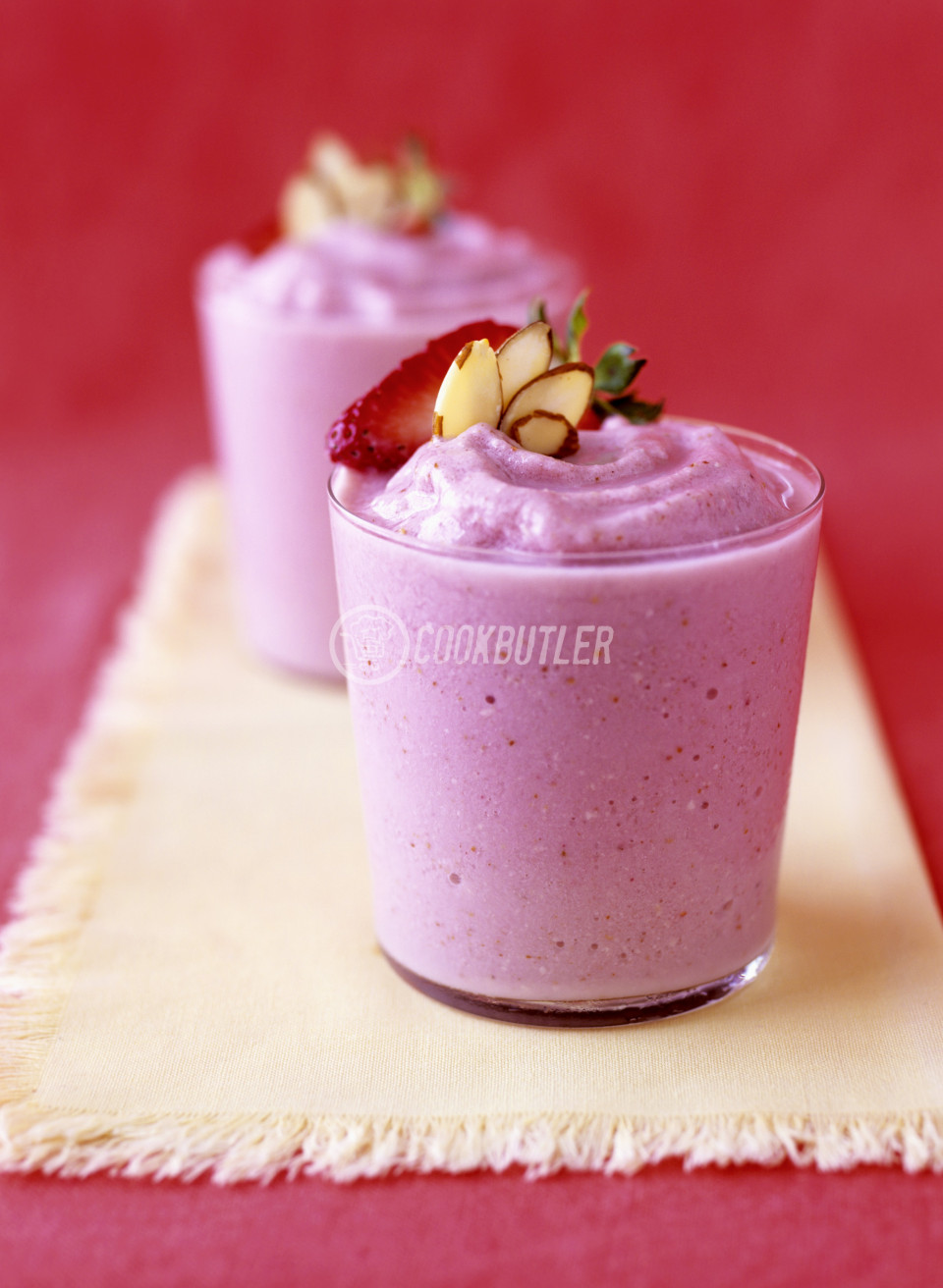 Strawberry and almond smoothie | preview