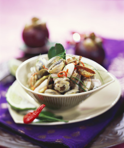 Geng Hoi Ma-laeng Puu Mangrut (Thai mangosteen-clam curry)