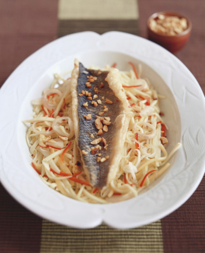 Fried fish on white cabbage (Thailand)