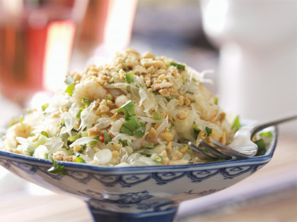 Thai salad with lime, shrimps and peanuts