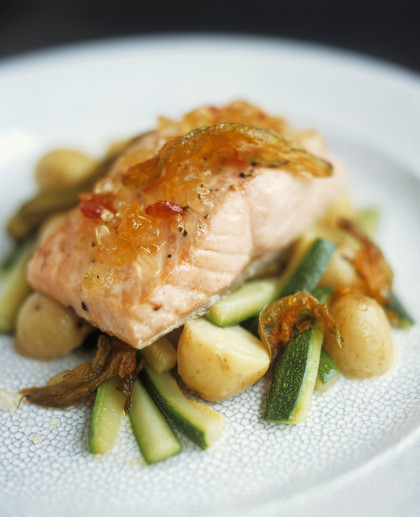Salmone con la mostarda (Salmon with fruit mustard and vegetables)