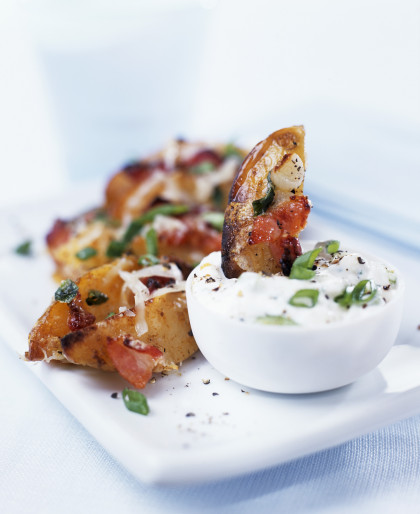 Potato wedges with bacon and sour cream dip