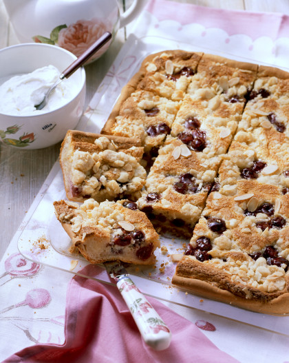 Cherry cake with almond crumble (gluten-free)