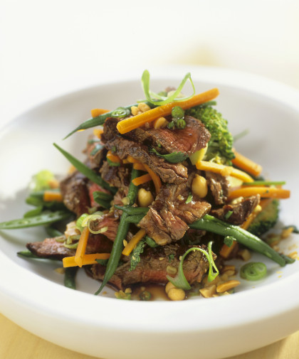 Beef and vegetable salad with peanuts
