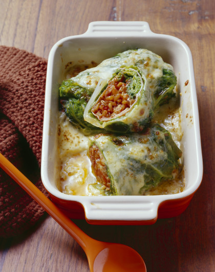Savoy cabbage leaves stuffed with cereal bolognese and thyme