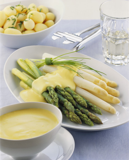 Asparagus with hollandaise sauce, potatoes