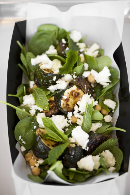 Grilled courgette with spinach, goat cheese and chickpeas