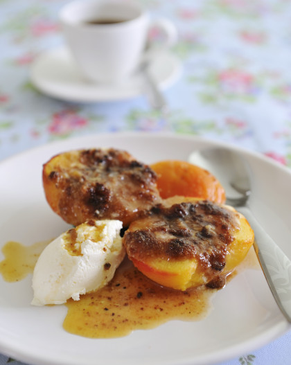 Grilled peaches with amaretti butter