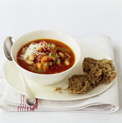 Minestrone con pane integrale (Minestrone with wholemeal bread)
