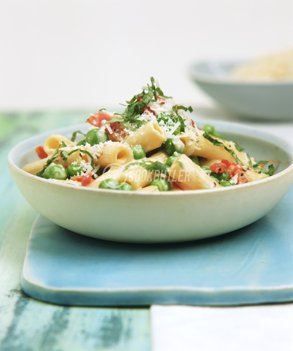 Rigatoni alla carbonara (Pasta with egg, bacon and peas) | preview