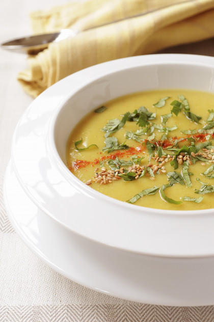 Parsnip soup with curry powder and coriander