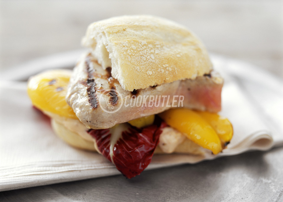 Panino con tonno arrostito (Ciabatta sandwich with grilled tuna and peppers) | preview