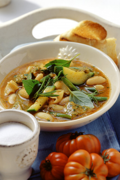 Minestrone alle erbe (vegetable soup with herbs and pasta)