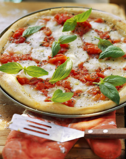 Pizza Margherita (with mozzarella, tomatoes and basil)