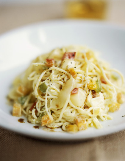 Spaghettini alla Giulia (Pasta with vegetables and mozzarella)