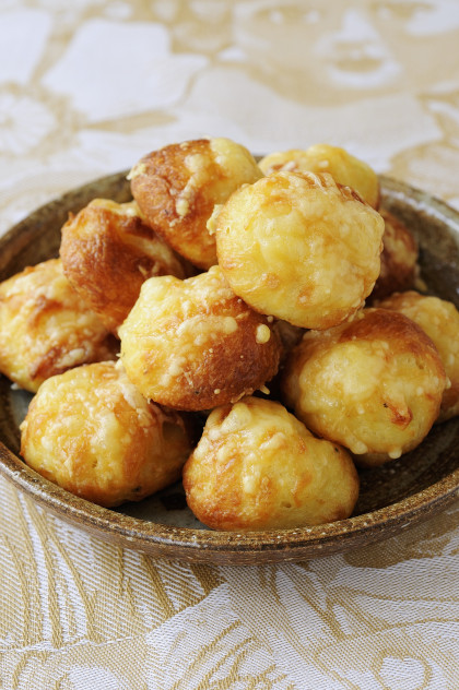 Gougeres au fromage (choux pastries with cheese, France)