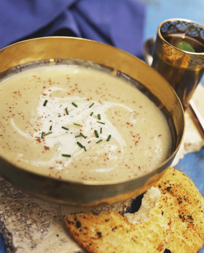 Parsnip soup with Indian herbs and naan bread
