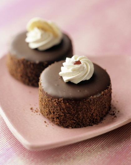 Mini Chocolate Cakes with Cream
